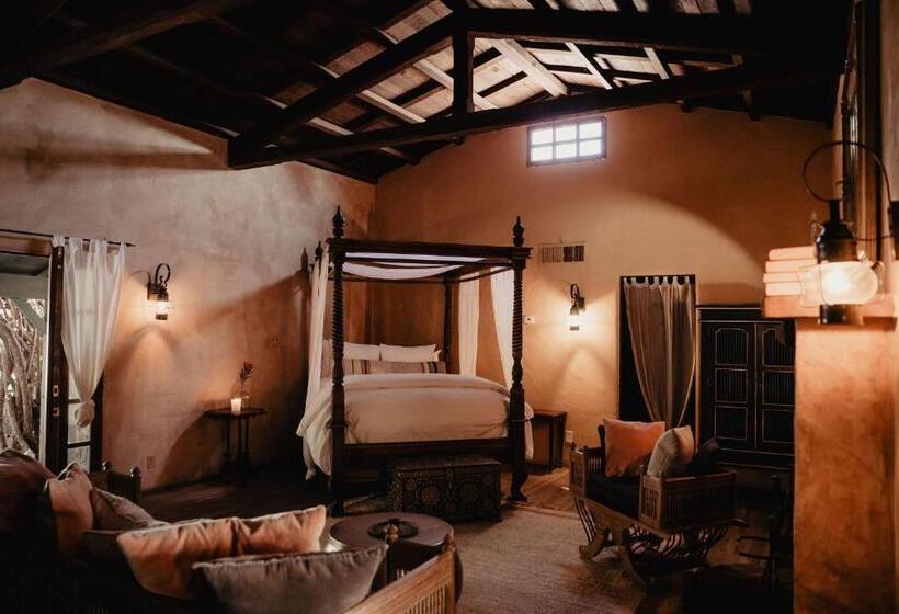 سوییت, Korakia Pensione