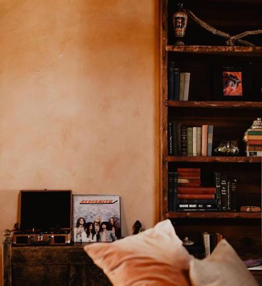 سوییت, Korakia Pensione