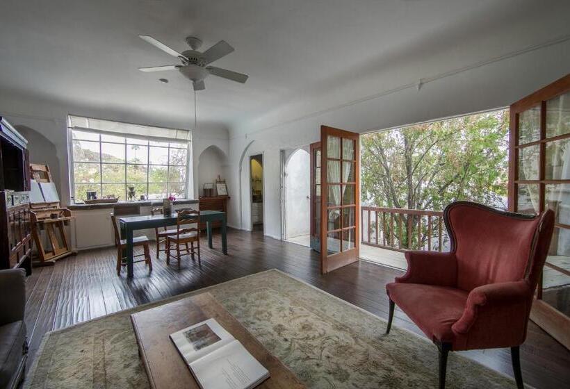 استودیوی استاندارد, Korakia Pensione