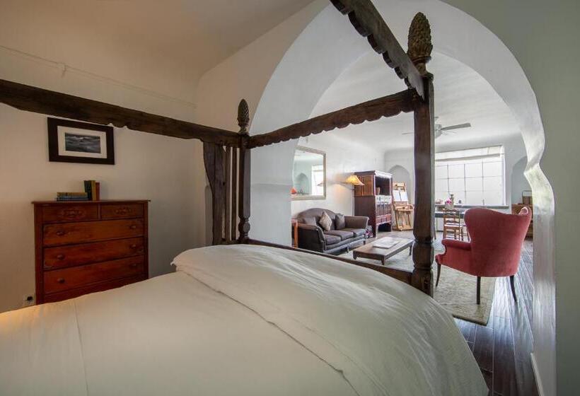 استودیوی استاندارد, Korakia Pensione