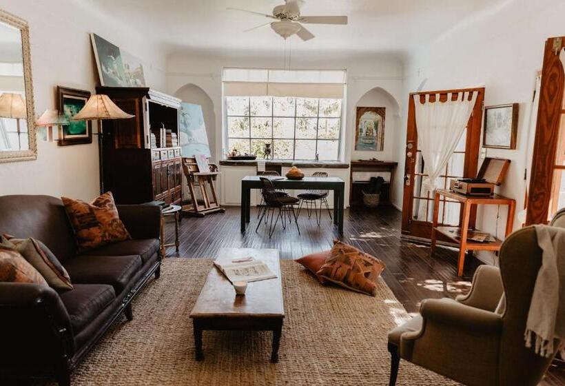 استودیوی استاندارد, Korakia Pensione