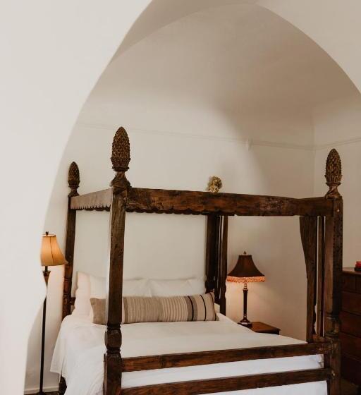 استودیوی استاندارد, Korakia Pensione