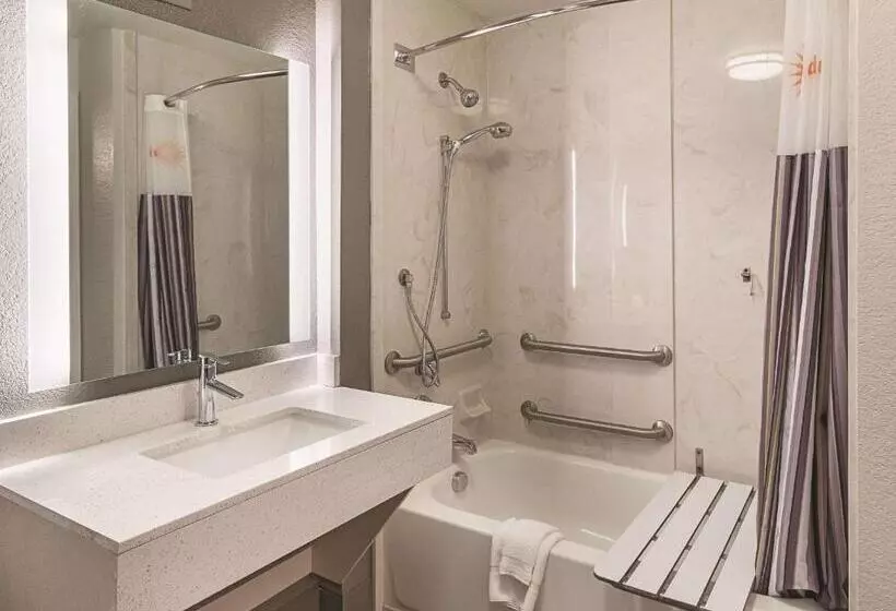 身障者適用キングサイズベッドルーム, La Quinta By Wyndham Arlington North 6 Flags Dr