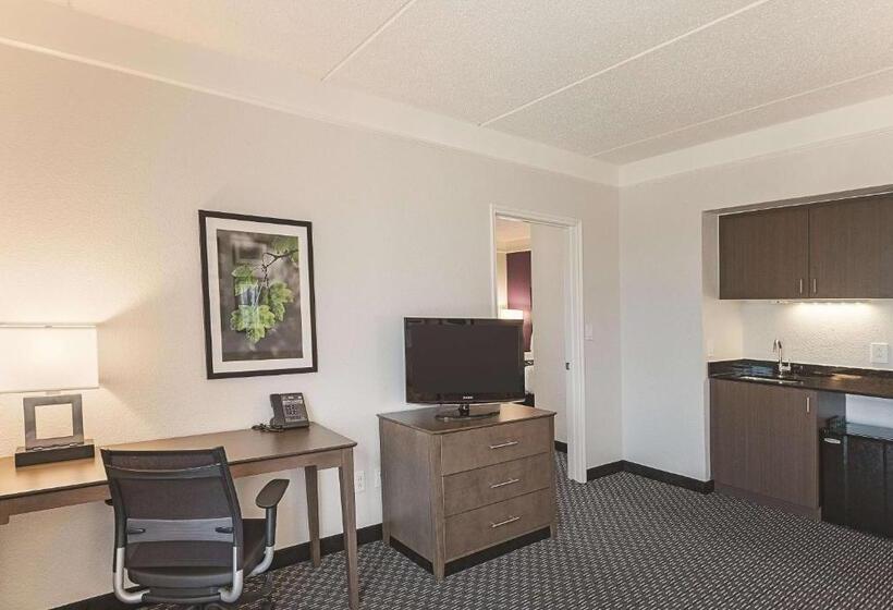 Suite Familiar, La Quinta By Wyndham Arlington North 6 Flags Dr