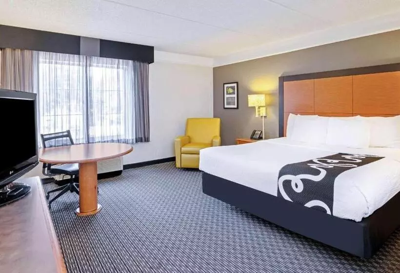 身障者適用キングサイズベッドルーム, La Quinta By Wyndham Houston West Park 10