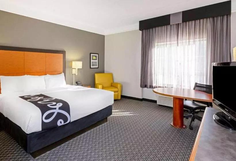 身障者適用キングサイズベッドルーム, La Quinta By Wyndham Houston West Park 10