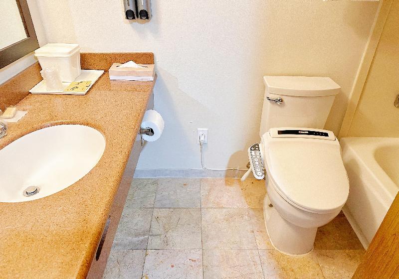 מיטת קינג בסוויטה, Lincoln Hotel Monterey Park Los Angeles