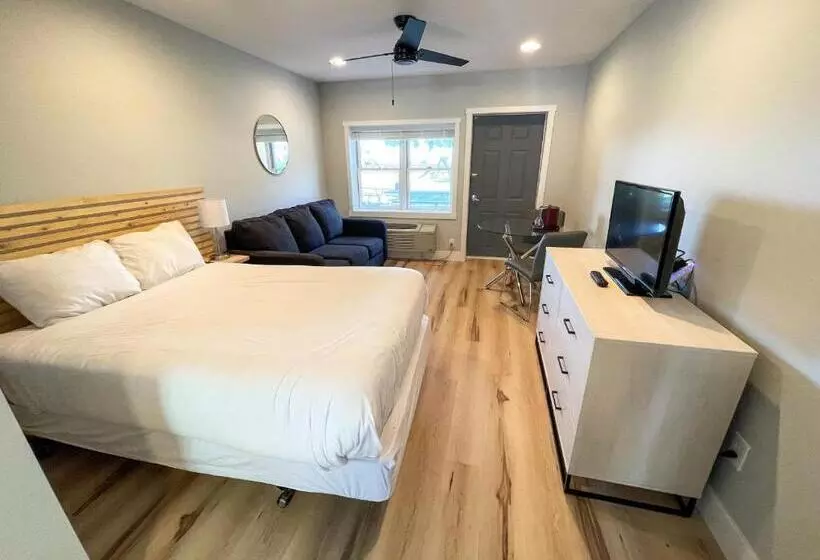 Standard studio with lake view, Lake Bluff Inn And Suites