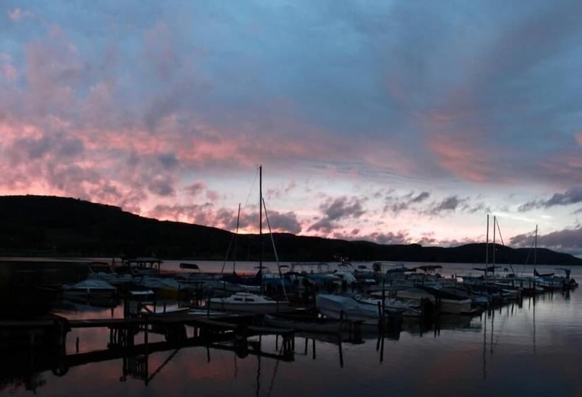 家庭间, Lake Front