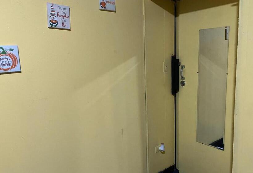 Bed in Shared Room with Shared Bathroom, Junzi