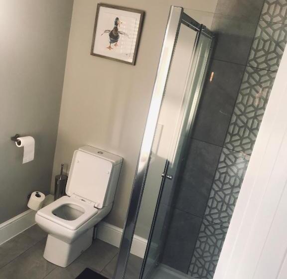 اتاق خانوادگی, The Station Restaurant & Bar