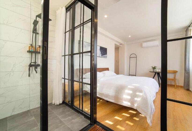 اتاق استاندارد با تخت دو نفره بزرگ, Wander Hostel