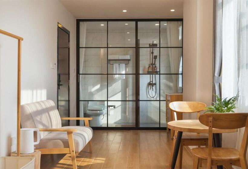 اتاق سوپریور با تخت دو نفره بزرگ, Wander Hostel