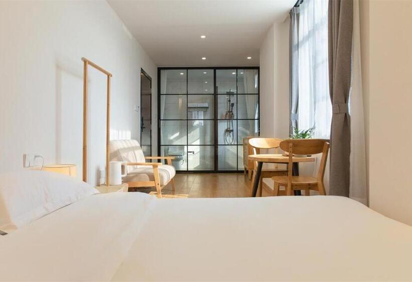 اتاق سوپریور با تخت دو نفره بزرگ, Wander Hostel