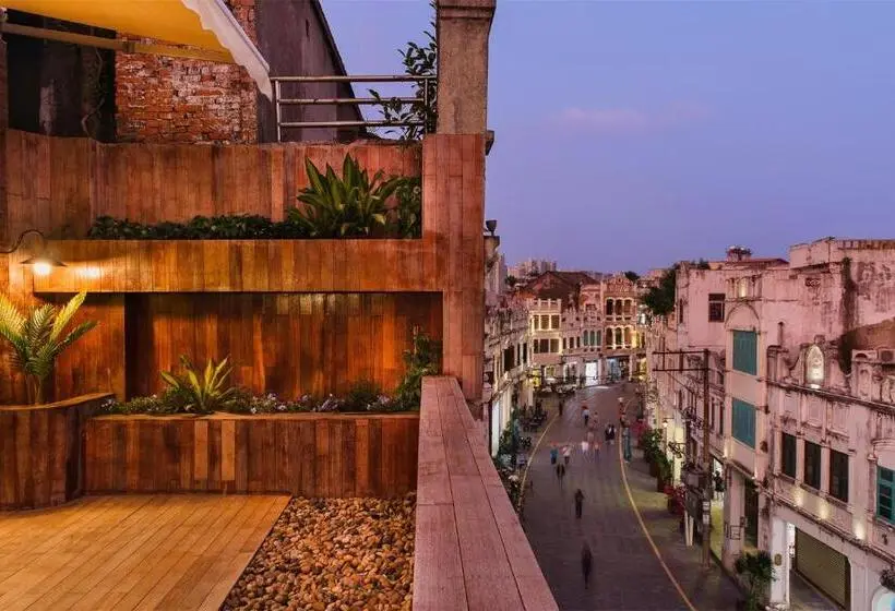 اتاق لوکس با بالکن, Wander Hostel