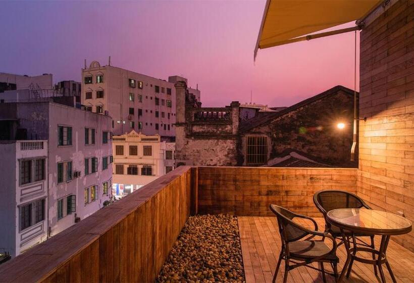 اتاق لوکس با بالکن, Wander Hostel
