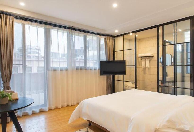 اتاق لوکس با بالکن, Wander Hostel