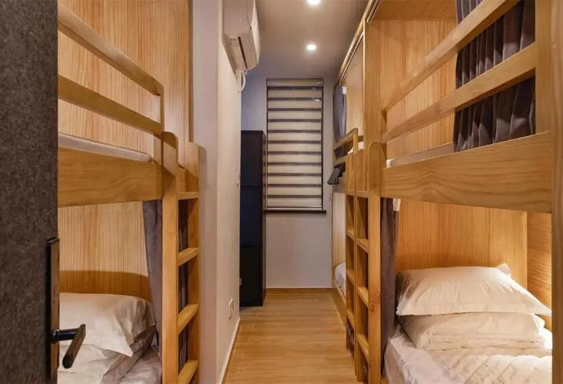 تختخواب در اتاق مشترک, Wander Hostel