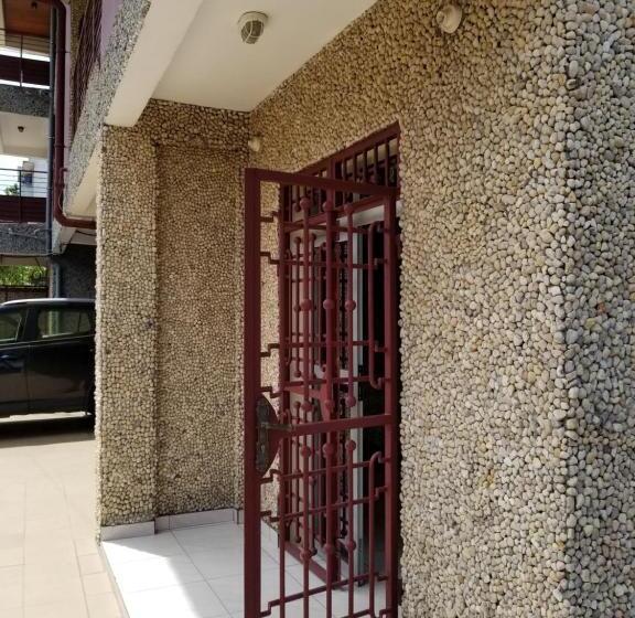 آپارتمان 1 خوابه همکف, Stone House   Makepe, Douala