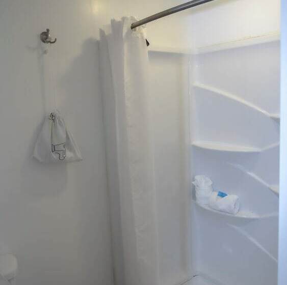 جناح, Banana Peel Lodge