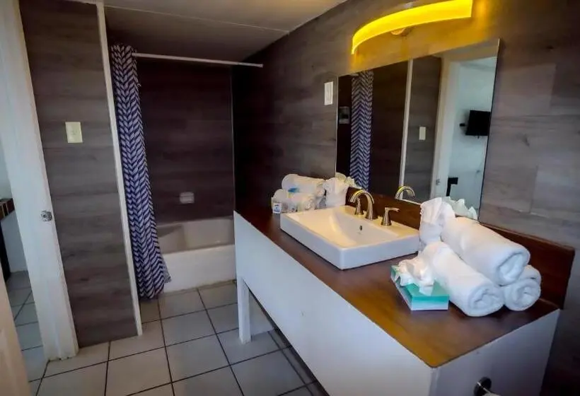 سوییت لوکس, Banana Peel Lodge