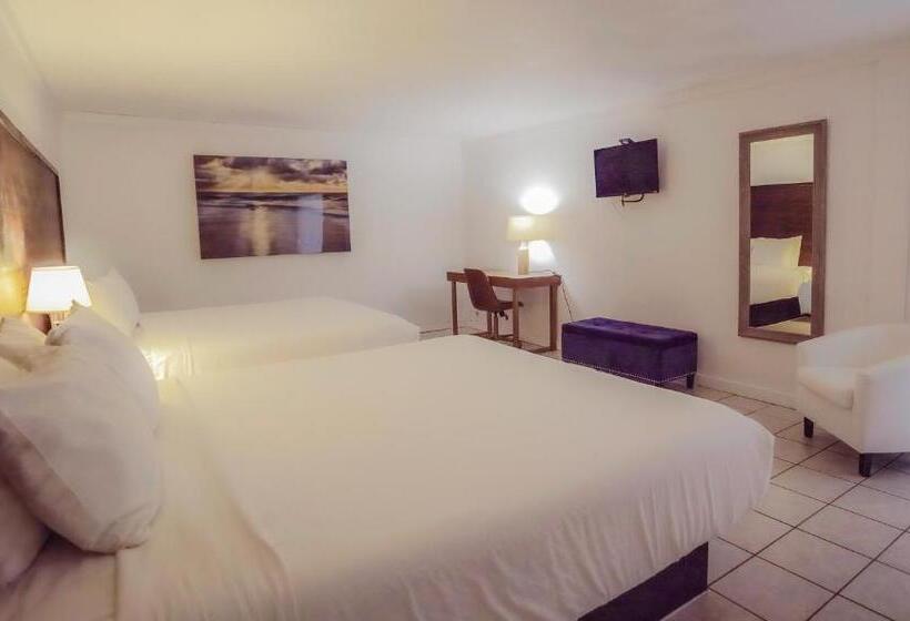 جناح مطلّ علي حمام السباحة, Banana Peel Lodge