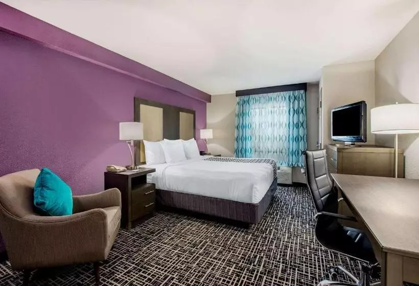 キングサイズベッドのデラックスルーム, La Quinta Inn By Wyndham West Long Branch