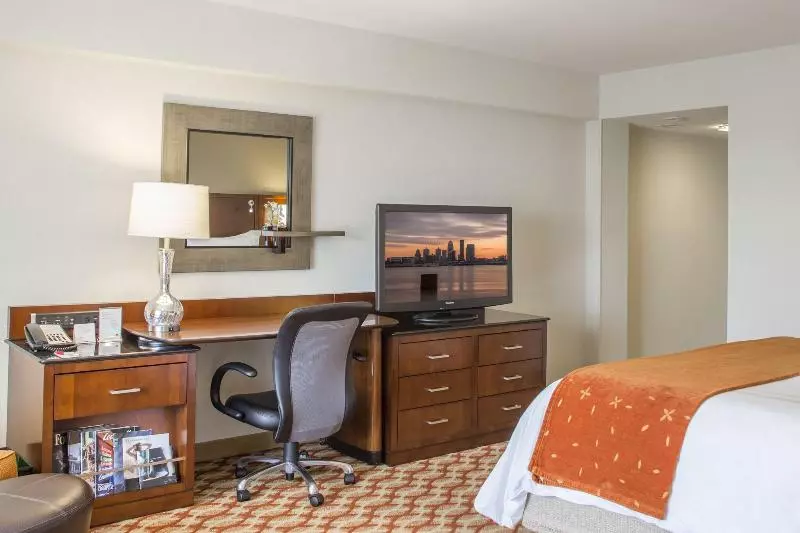 اتاق استاندارد با تخت بزرگ, Marriott Louisville East