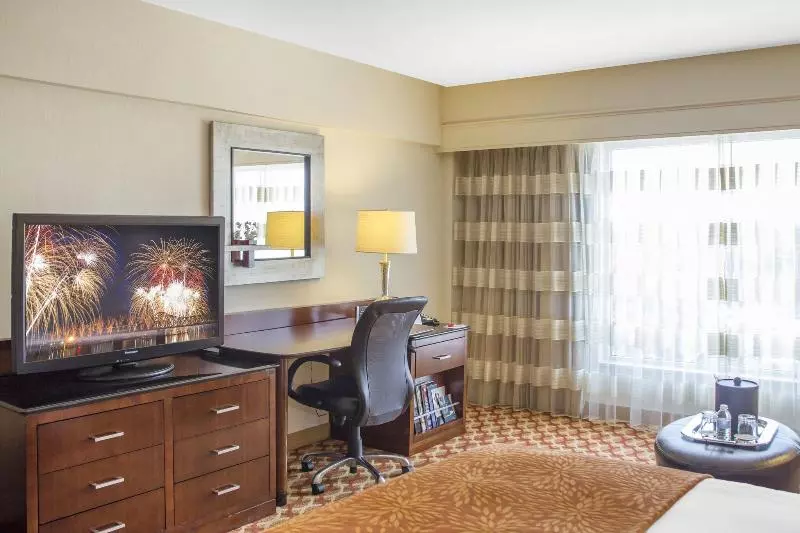 اتاق استاندارد با تخت بزرگ, Marriott Louisville East