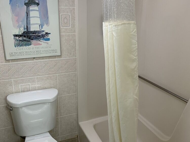 חדר סטנדרט שתי מיטות זוגיות, The Mariner Resort Cape Cod By The Red Collection