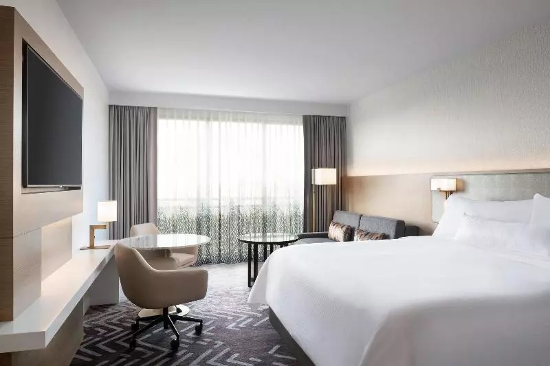 اتاق استاندارد با تخت بزرگ, The Westin Anaheim Resort