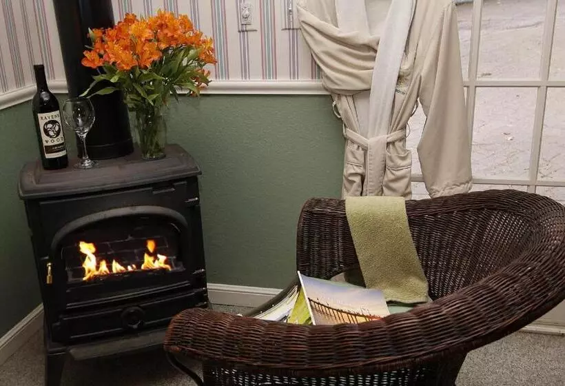 اتاق لوکس, Mccaffrey House Bed And Breakfast Inn