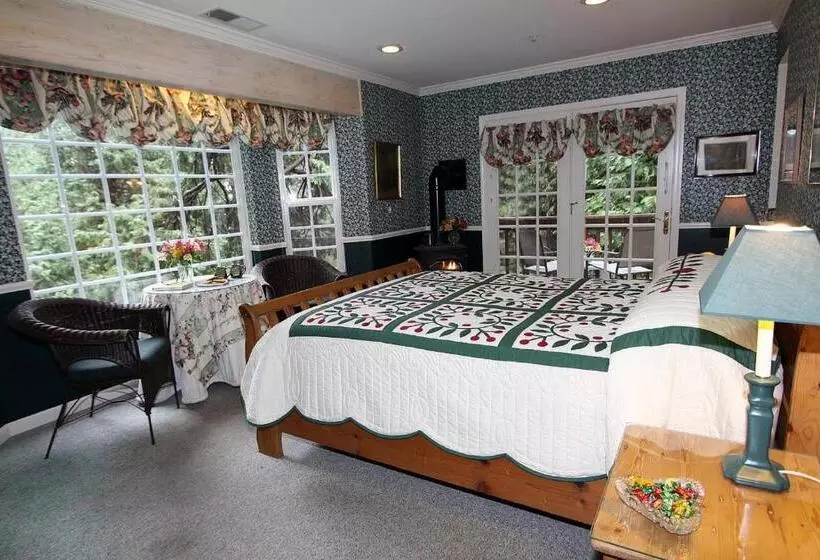 اتاق لوکس, Mccaffrey House Bed And Breakfast Inn