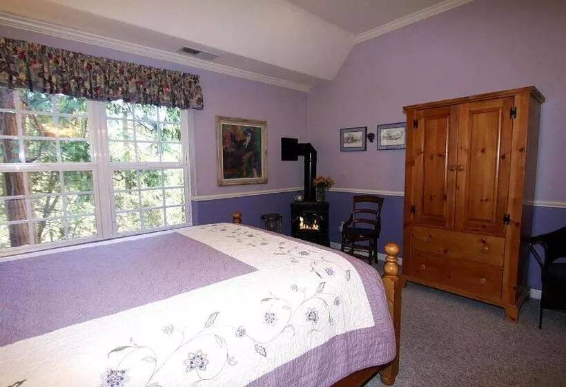 اتاق لوکس, Mccaffrey House Bed And Breakfast Inn