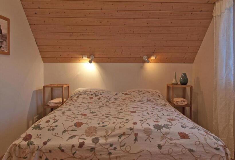 اتاق استاندارد با سرویس بهداشتی مشترک, Skyrhusid Hi Hostel