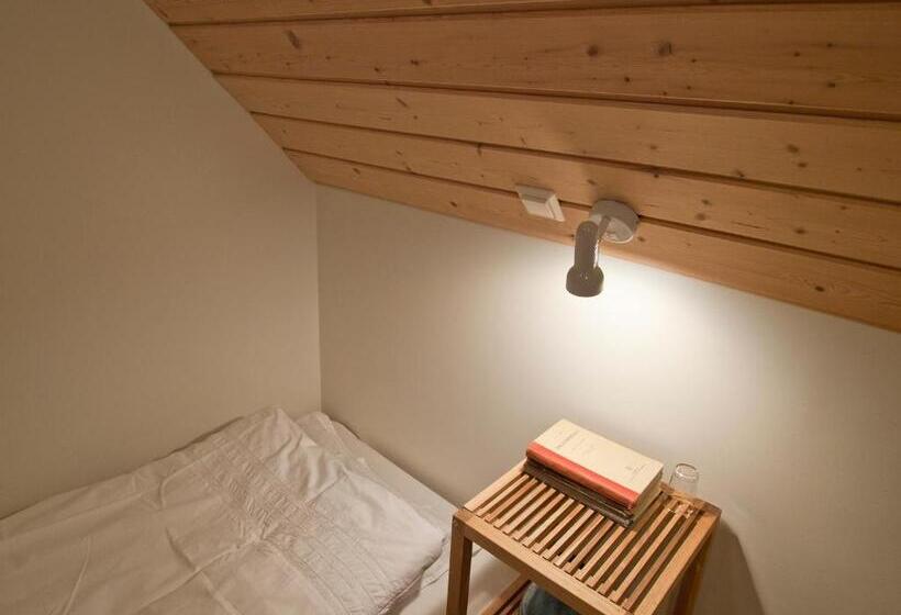 اتاق استاندارد سه تخته با سرویس بهداشتی مشترک, Skyrhusid Hi Hostel