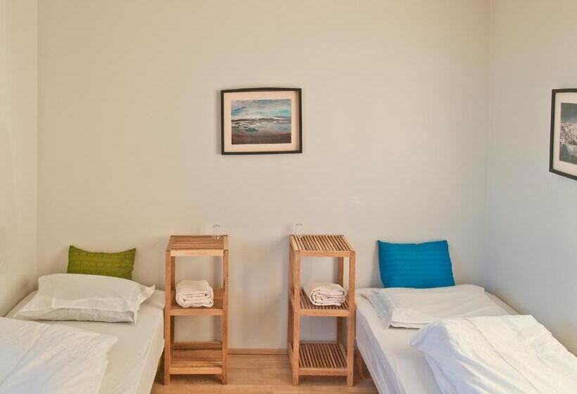 اتاق استاندارد سه تخته با سرویس بهداشتی مشترک, Skyrhusid Hi Hostel