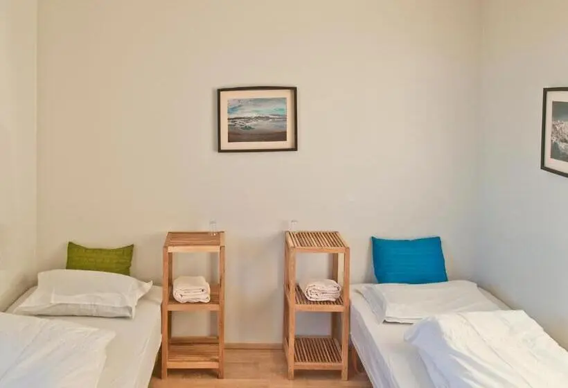 اتاق استاندارد سه تخته با سرویس بهداشتی مشترک, Skyrhusid Hi Hostel