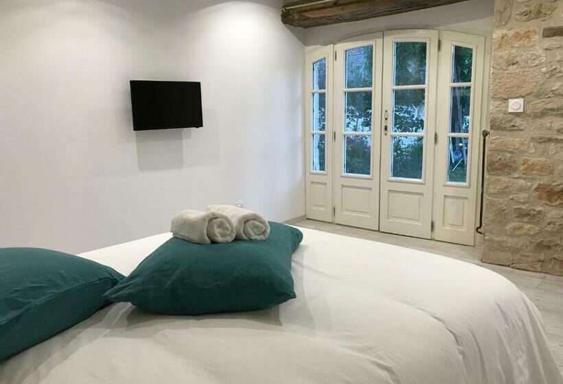 غرفة قياسية, Les Mandarins