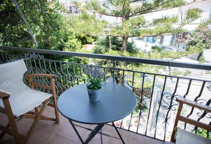 חדר סטנדרט לשלושה עם נוף לגינה, Albertos House