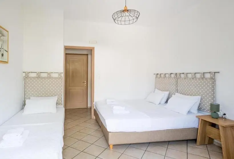 اتاق استاندارد سه تخته با چشم‌انداز باغ, Albertos House
