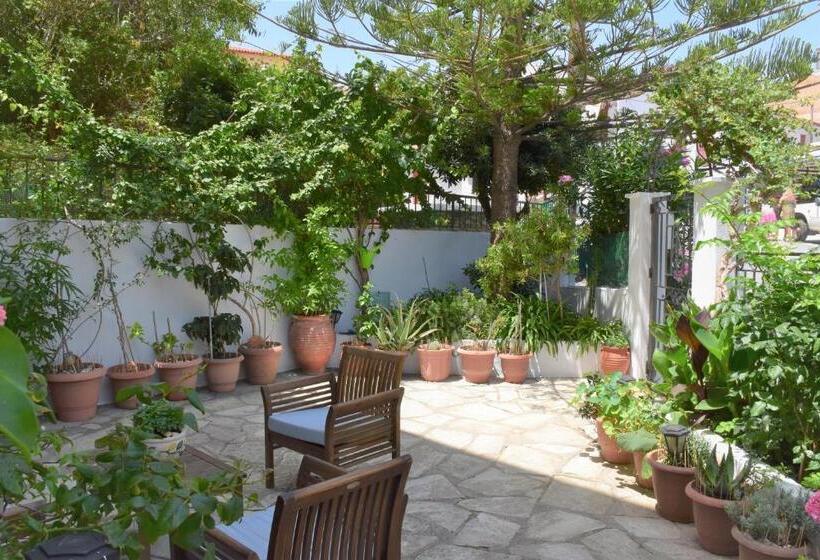 חדר סטנדרט לשלושה, Albertos House