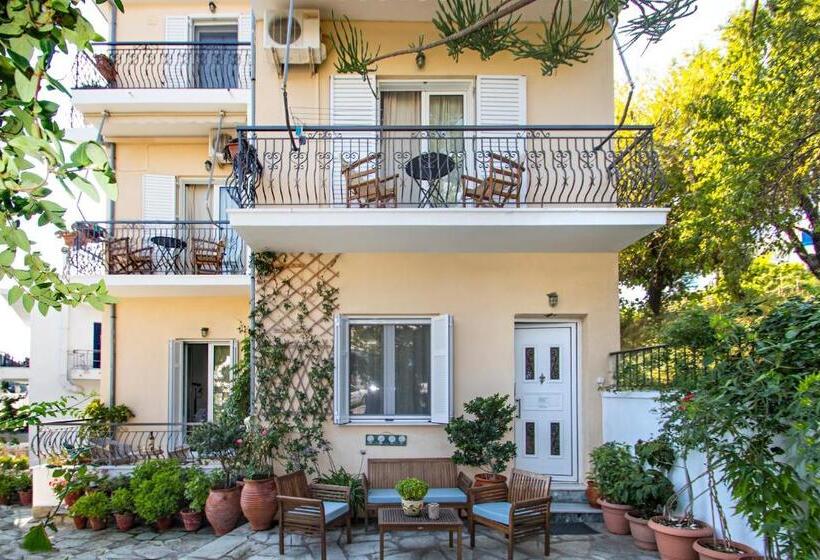 חדר סטנדרט לשלושה, Albertos House