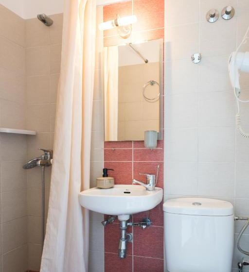 חדר אקונומי, Albertos House