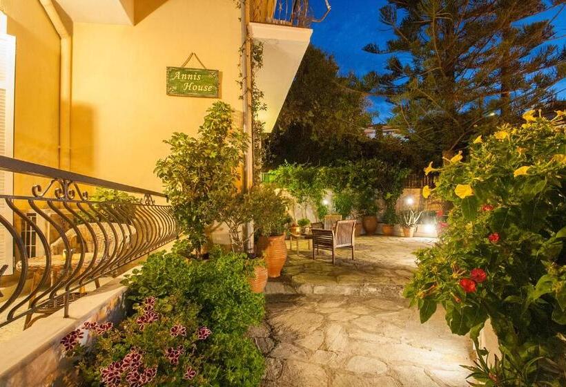 חדר סטנדרט לשלושה עם נוף לגינה, Albertos House