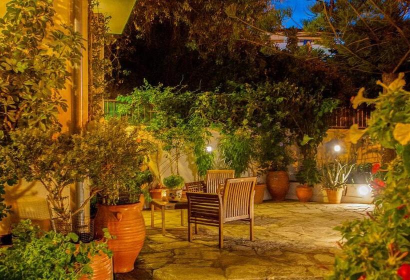 חדר סטנדרט לשלושה עם נוף לגינה, Albertos House