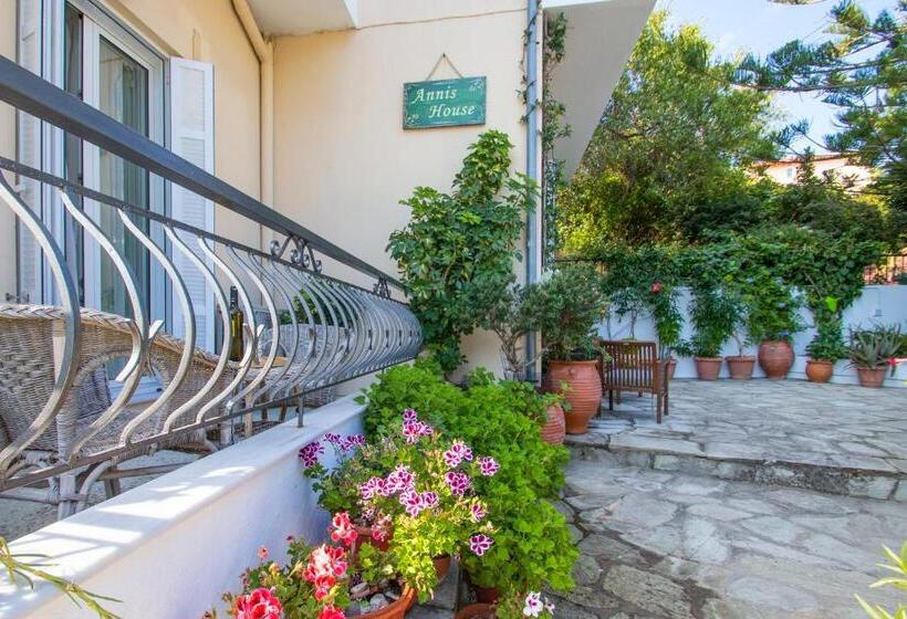 חדר סטנדרט לשלושה, Albertos House