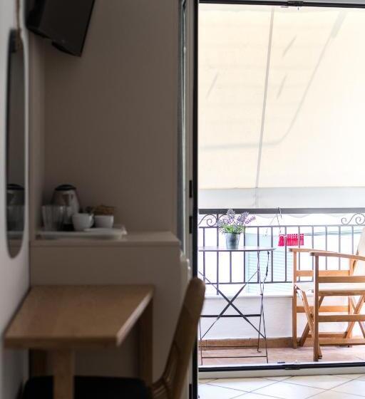 חדר סטנדרט לשלושה, Albertos House