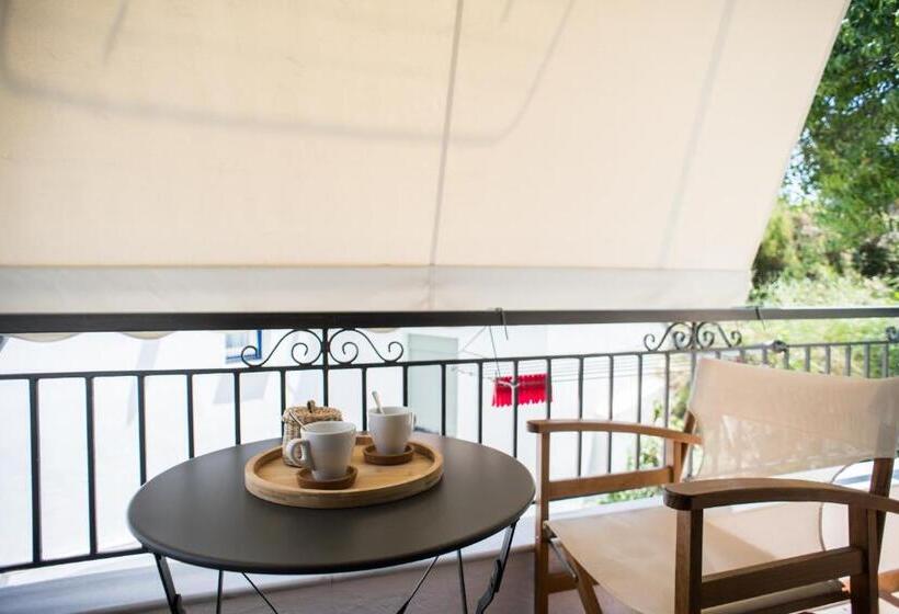 חדר סטנדרט לשלושה, Albertos House