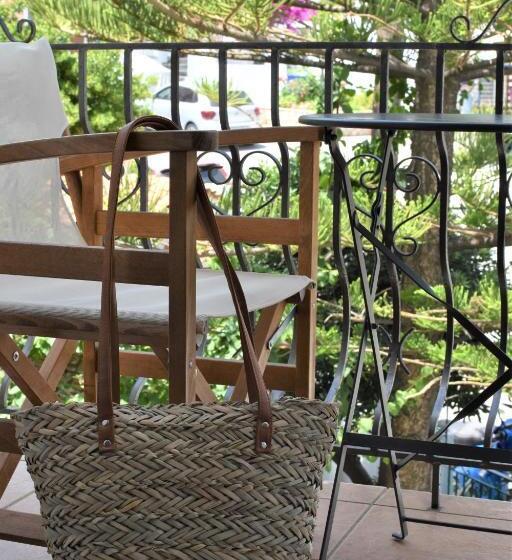 חדר אקונומי, Albertos House